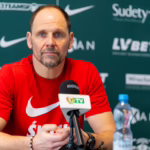 Trener Śląska Wrocław Ante Simundza na konferencji prasowej