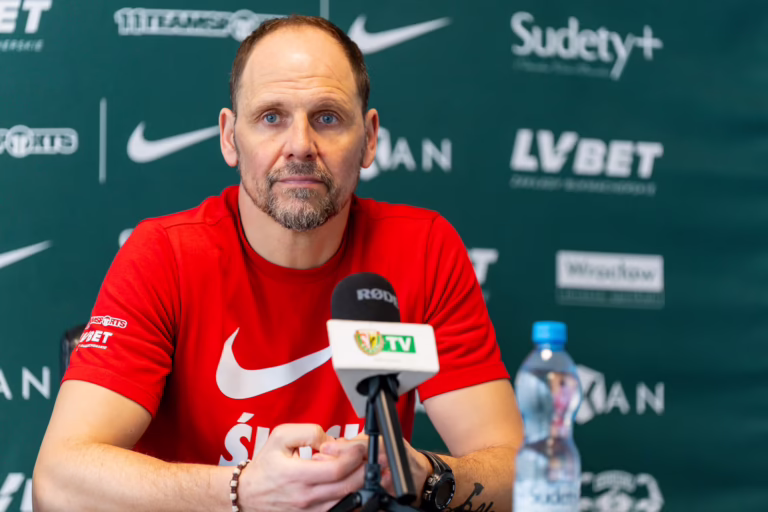 Trener Śląska Wrocław Ante Simundza na konferencji prasowej